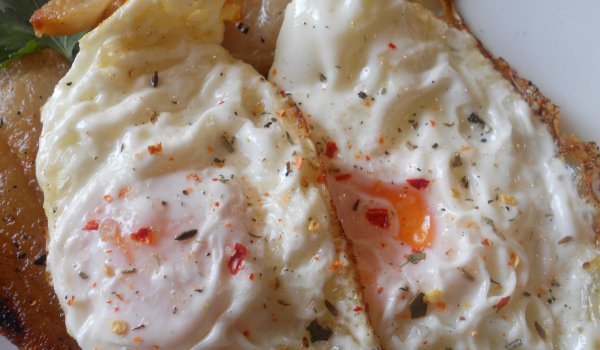 Яйца на очи върху сланина