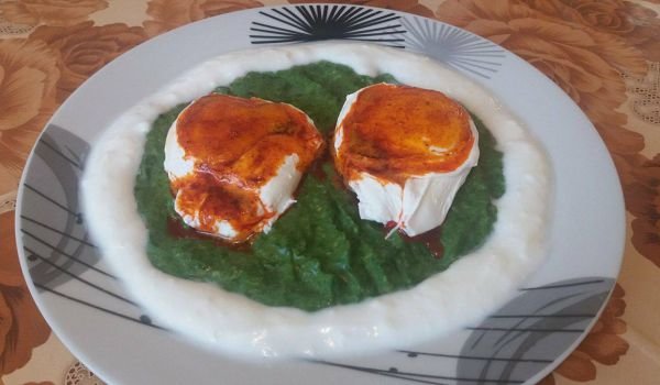 Яйца на очи върху спаначено пюре