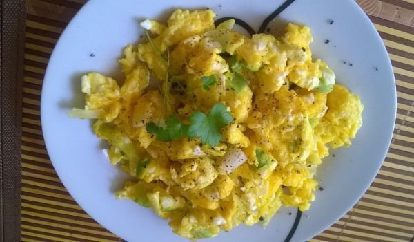 Яйца по селски с праз и масло