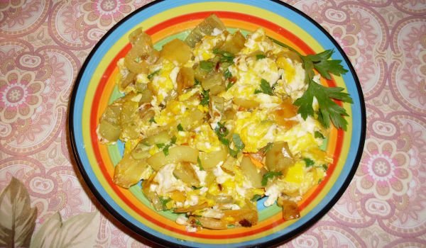 Яйца по селски с тиквички и чушки