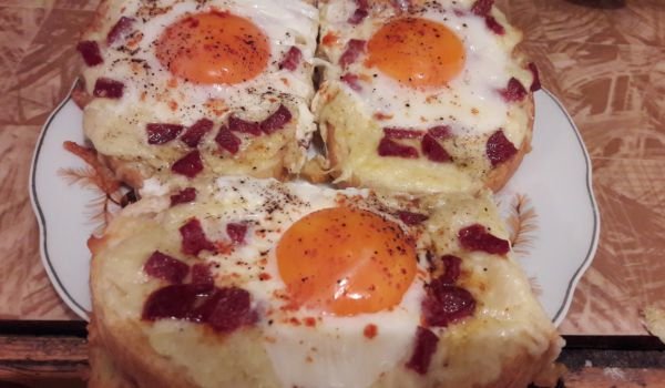 Яйца по швейцарски с колбас