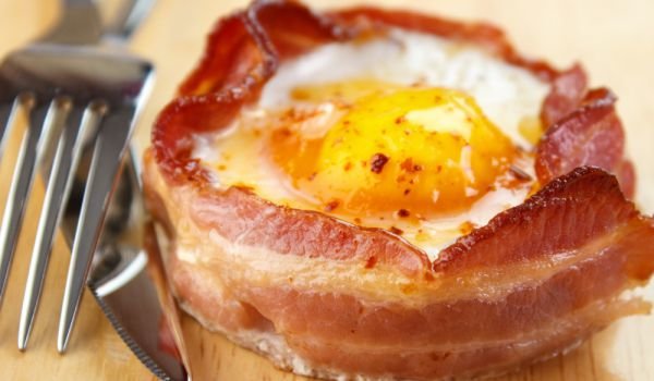 Яйца с бекон и лук