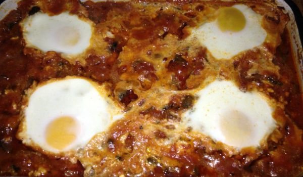 Яйца с домати на фурна