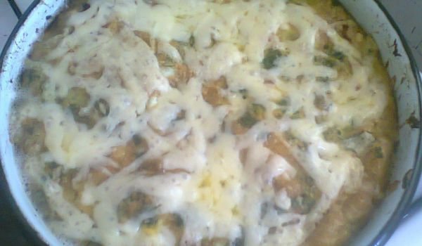 Яйца с колбас, лук и кашкавал