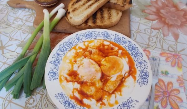 Яйца с млечен сос и чесън