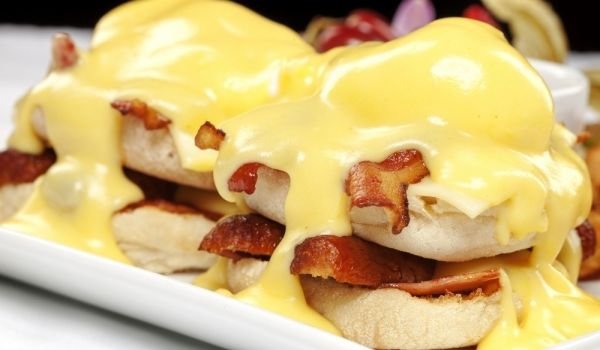 Яйца с пикантен сос