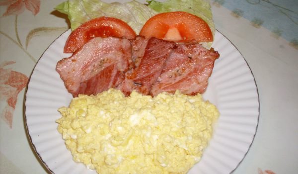 Яйца със козе сирене и запържен бекон