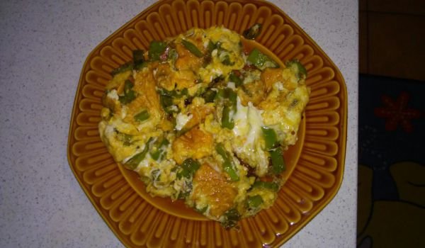 Яйца със зелен лук и картофи