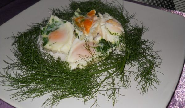 Яйца в плик със свежи подправки