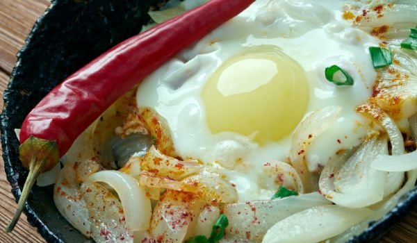 Яйца върху канапе от лук