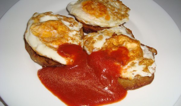 Яйца върху патладжани