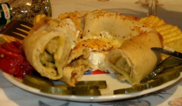 Яйце в гнездо от палачинки с пилешко