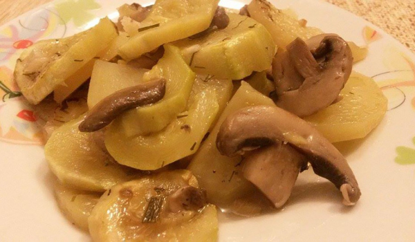 Ястие с картофи, тиквички и гъби