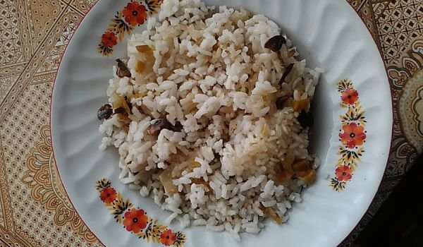 Икономичен ориз с гъби и праз