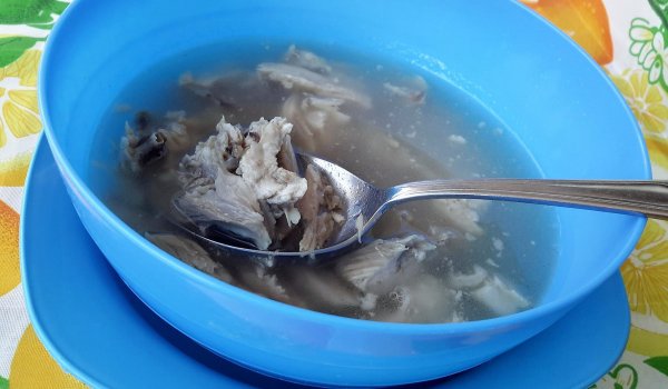 Икономична и вкусна бистра чорба от свински кости