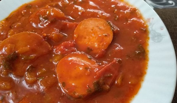 Икономична яхния с наденица