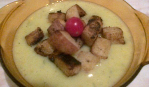 Икономична крем супа с крутони