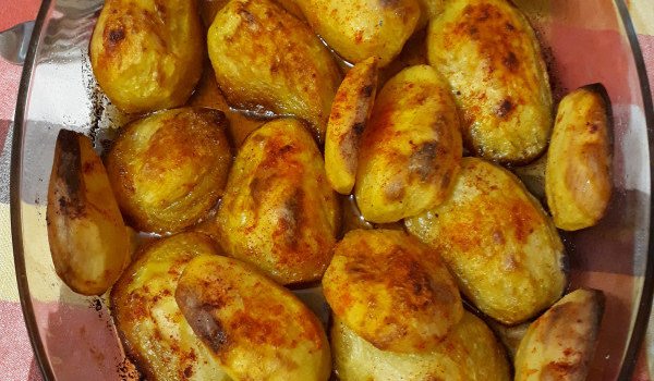 Икономична вечеря с надупени картофи