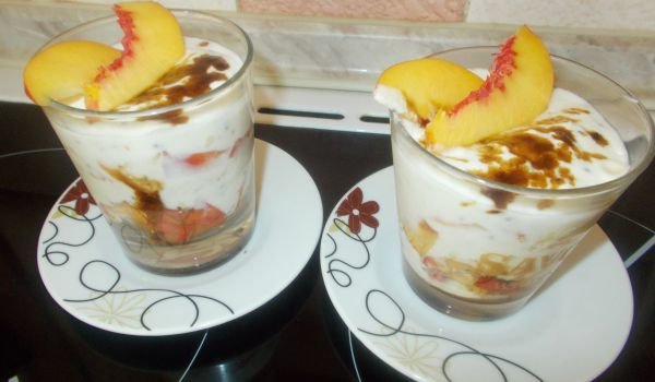 Йогурт с праскови, овесени ядки и чиа