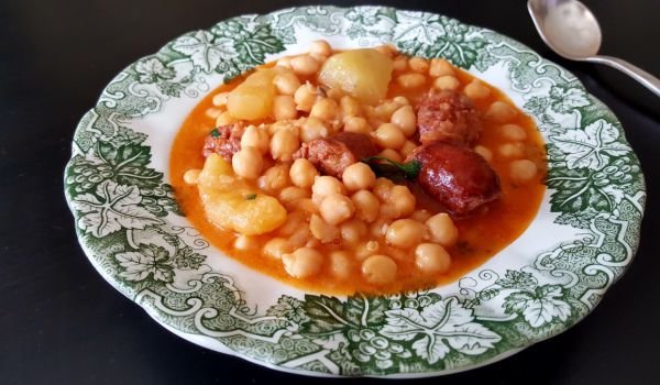 Испанска манджа с нахут и чоризо (Potaje)