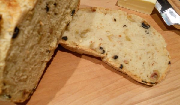 Испански хляб със зелени и черни маслини