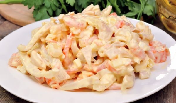 Италианска салата с морски дарове и авокадо