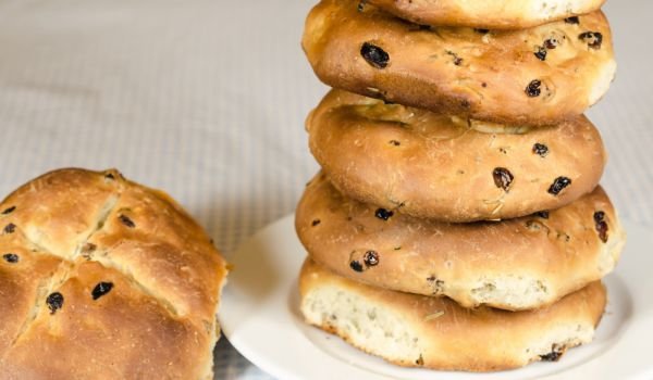 Италиански кифлички с розмарин и стафиди