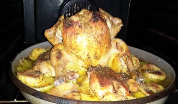 Изправено пиле с картофи
