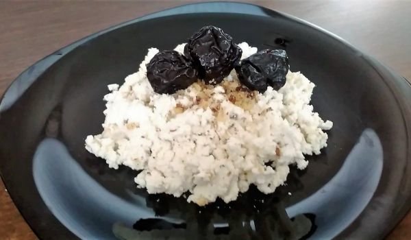 Извара с орехи и сини сливи