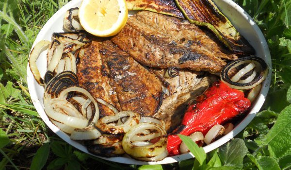 Жарена скумрия с горска мащерка, тиквички и лук