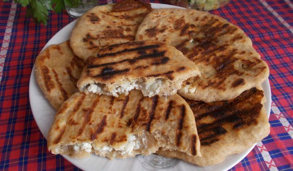 Жарени питки със синьо сирене и лимец