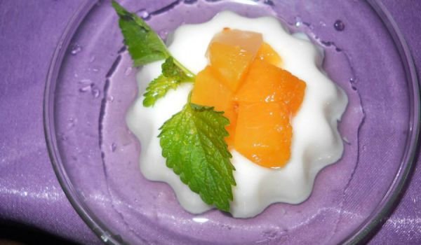 Желиран десерт с кисело мляко и компот от праскови