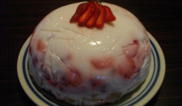 Желиран десерт в купа с ягоди и сметана