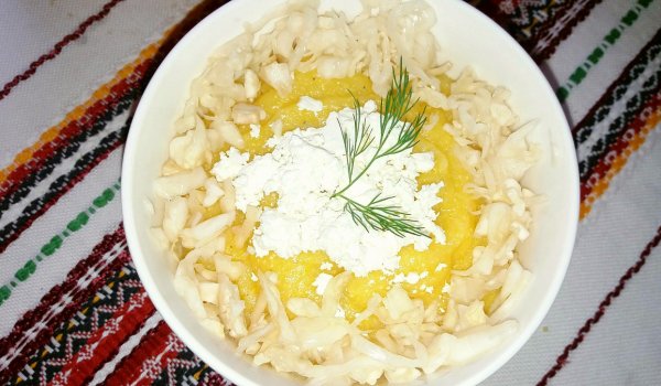 Качамак с кисело зеле, карфиол и сирене