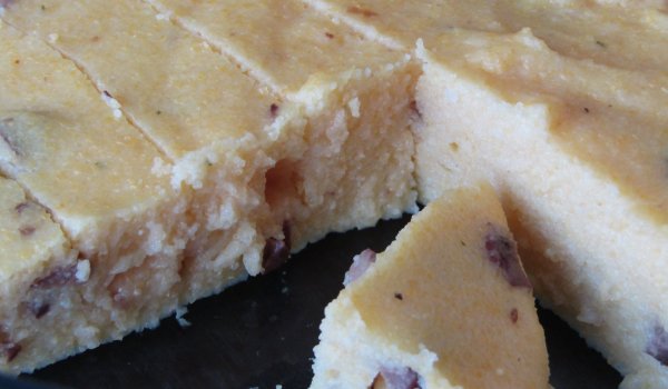 Качамак с топено сирене и маслини