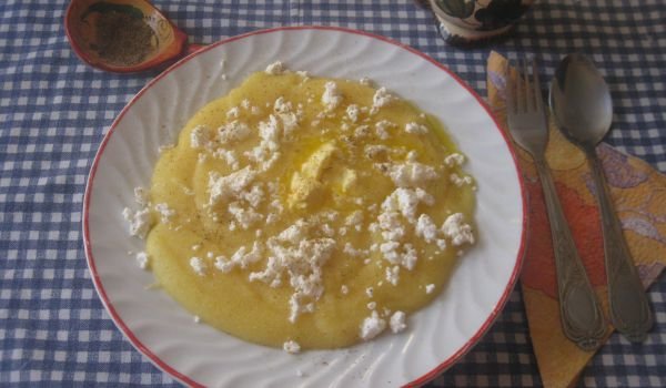 Качамак със сирене, масло и шарена сол