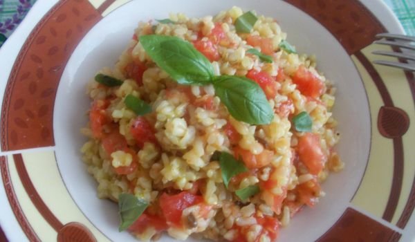 Кафяв ориз с домати и босилек