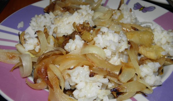 Кафяв ориз с тиквички и лук