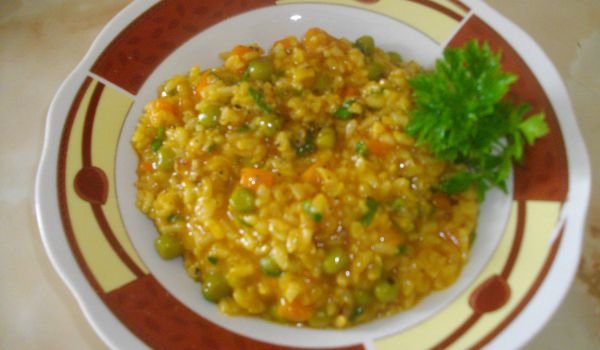 Кафяв ориз със зеленчуци и куркума