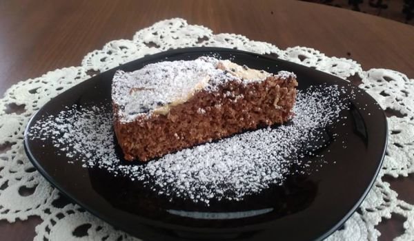 Какаов сладкиш с ябълки и извара