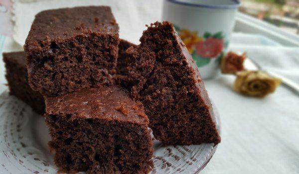 Какаов сладкиш с кисело мляко