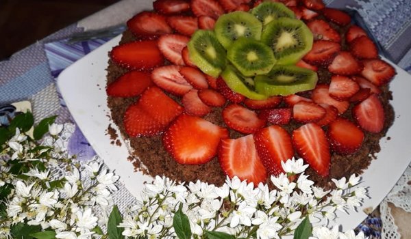 Какаов сладкиш със сметана и ягоди