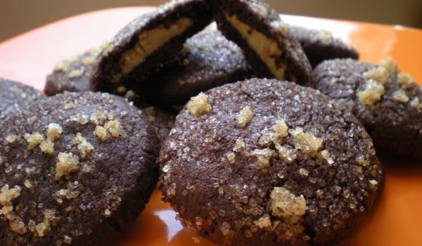 Какаови бисквитки с фъстъчен пълнеж