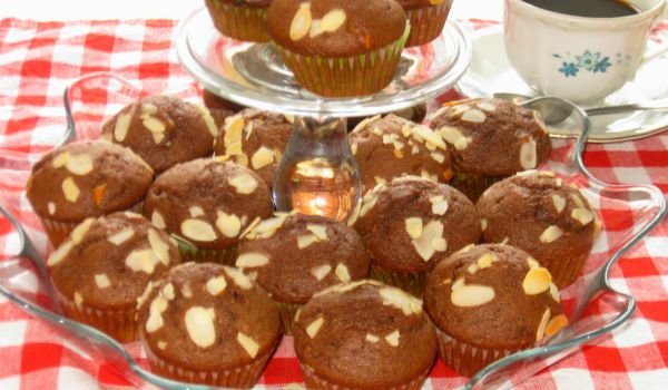 Какаови мъфини с бял шоколад и бадеми