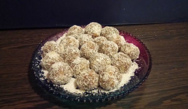 Какаови топки с кокос и фурми