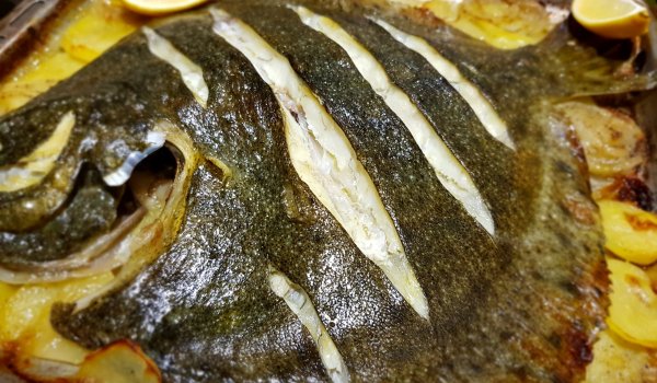 Калкан на фурна с картофи и лук
