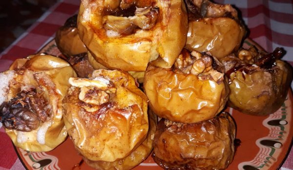 Канелени ябълки с кафява захар и манов мед