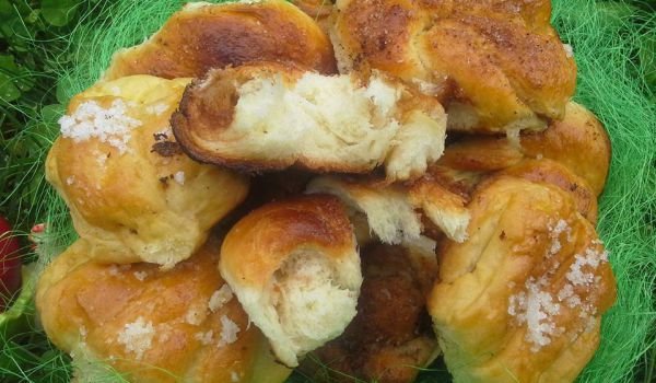 Канелени козуначени кифли