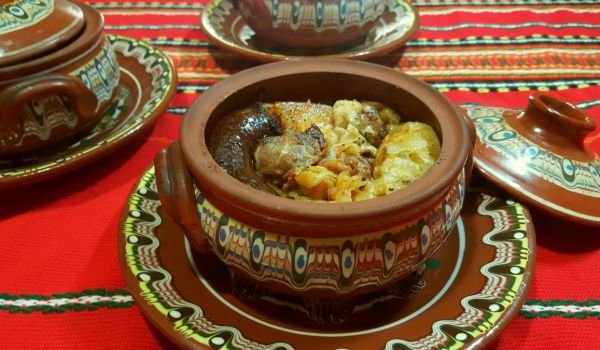 Капама в гювечета