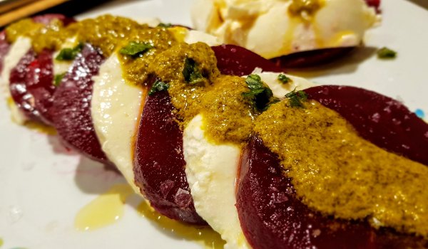 Капрезе с червено цвекло
